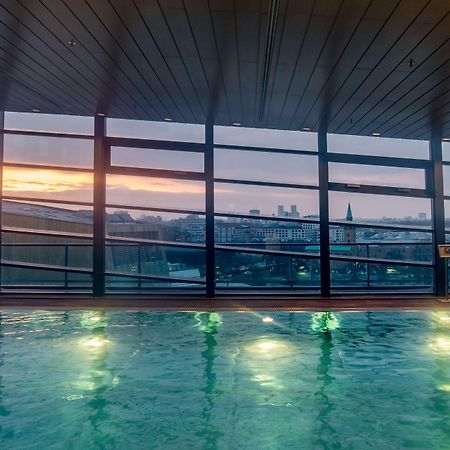 Grand Hyatt Berlin Hotel Exterior foto The swimming pool at the top of the hotel