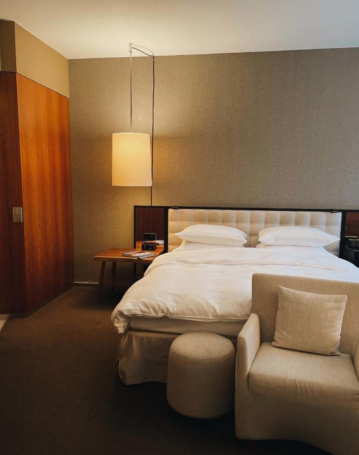 Grand Hyatt Berlin Hotel Exterior foto A room at the hotel